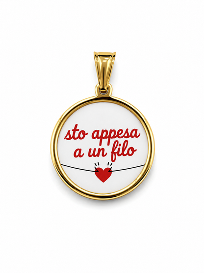 Charm Sto Appesa a un Filo